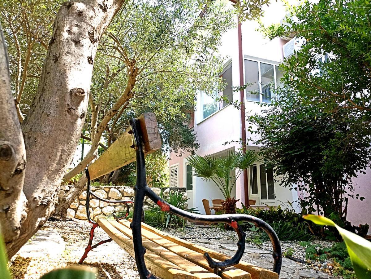 Apartmani Daniela Rab Town Exterior foto